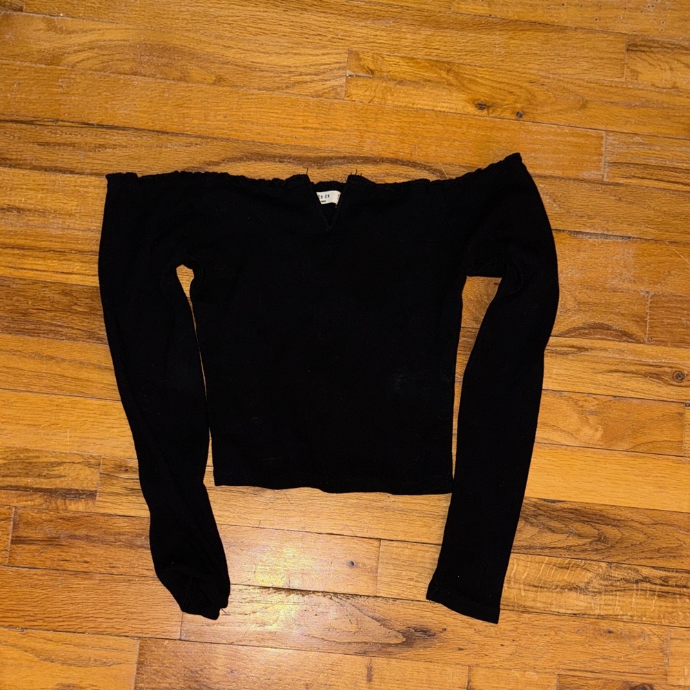 Black off the shoulder long sleeve lose